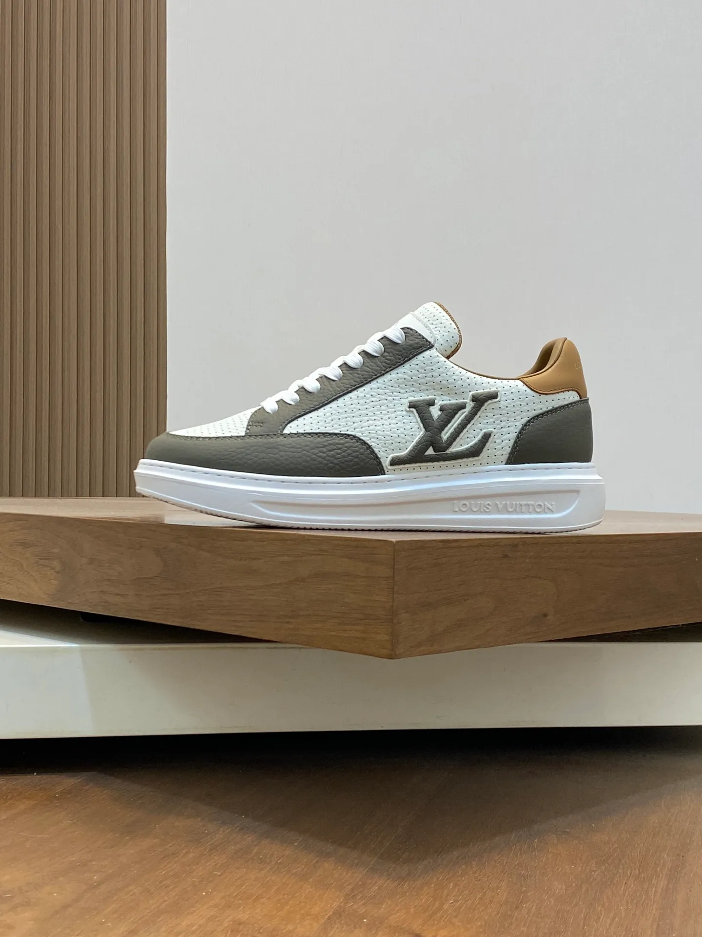 Factory Price: 400💰LV🔍Top Purchasing Agency🇮🇹 Lu Street Boy’s popular sports shoes counter synchronized, uppers imported from Italy cowhide fabric, high-quality complex splicing crafts, imported water-dyed cowhide lining cowhide feet Sole: Original sole provided by the original factory, T men's men's shoes 💰U exclusive movable molded sole, super comfortable, original factory follow-up goods, 🔍🔍high quality, can be entered and exited the counter at will, welcome to compare, code number 39-44 (order 38 45)